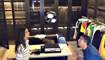 Ronaldo đánh cặp, so tài với siêu mẫu nóng bỏng