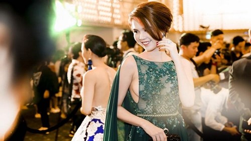 Ngọc Trinh diện đầm ren lấp ló ''đôi gò bồng đảo'' gợi cảm