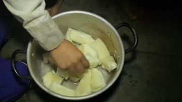 Củ khoai chia 6 và những đứa trẻ vượt 10 km vì cái chữ