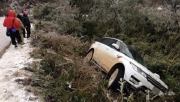 Range Rover Sport bị rơi xuống sườn núi tại Cao Bằng