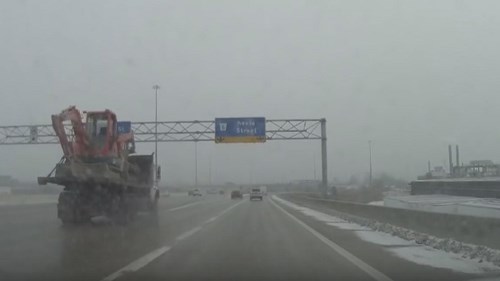 Thót tim cảnh xe tải văng bánh trước khi đang chạy trên đường