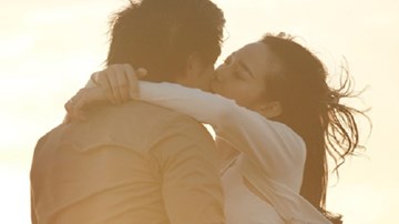 Minh Hằng hôn Quý Bình đắm đuối trên đồi cát