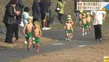 Video cha mẹ Nhật cho con nhỏ cởi trần chạy dưới trời lạnh 4 độ C gây sửng sốt