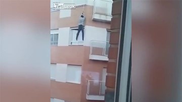 Quên chìa khóa trong nhà, một người đàn ông chết thảm