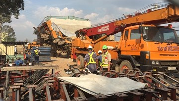 Sập cần cẩu trên công trình Metro Bến Thành - Suối Tiên