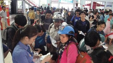 Khóc ròng vì mua vé tàu chợ đen, quên chứng minh thư