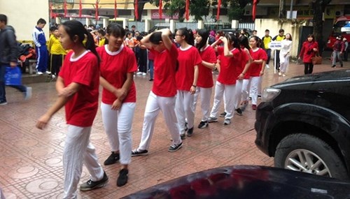 Hà Nội: Học sinh áo cộc đầu trần, dầm mưa lạnh chờ được vào hội khỏe