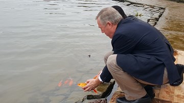 Đại sứ Mỹ thả cá chép trên sông Hương tiễn ông Táo về trời