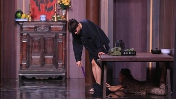 Việt Hương lỡ tay tụt quần Trấn Thành trên sân khấu
