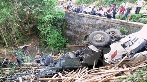 Xe tải lao xuống vực sâu 200m, 4 người chết