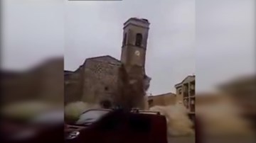 Kinh hoàng nhà thờ 300 tuổi 'hóa tro bụi' trong nháy mắt