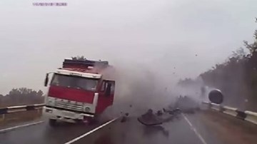 Phóng nhanh mất lái, xe tải đâm xe khách