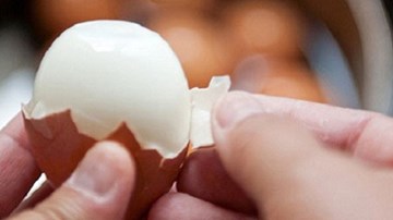 Mẹo bóc vỏ trứng luộc cực nhanh