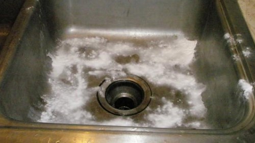 Mẹo hay tẩy trắng bóng bồn rửa bát hữu hiệu