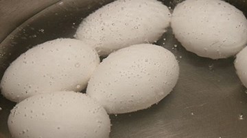 Mẹo đơn giản luộc trứng không bị nứt