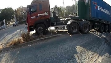 Xe container ngang nhiên 'nghiền nát' dải phân cách để sang đường