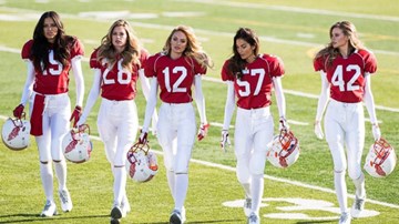 Gợi cảm như... thiên thần Victoria's Secret chơi bóng