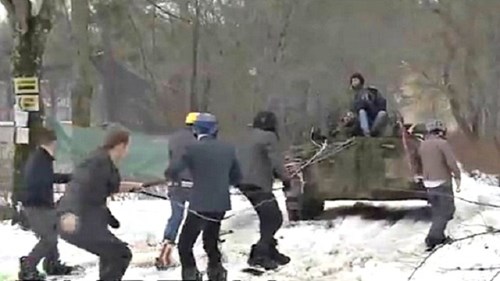 Xem dân công sở Nga trượt tuyết bằng... xe bọc thép