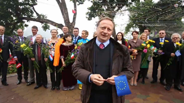 Các đại sứ châu Âu ăn phở vỉa hè, đi chợ hoa và chúc Tết Việt Nam