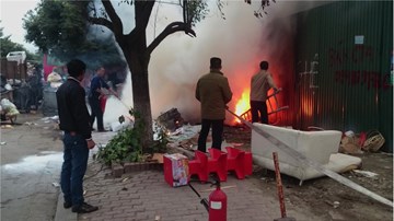 Hà Nội: Cháy lớn cạnh siêu thị Big C, nhân viên cuống cuồng dập lửa