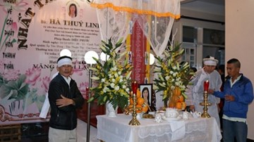 Hàng trăm người đến viếng nữ doanh nhân Hà Linh bị sát hại