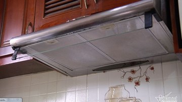 Mẹo đơn giản hô biến dầu mỡ két cứng trên tấm hút mùi