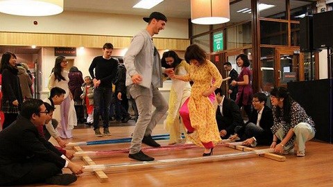 Tây nhảy sạp, mặc áo dài đón Tết với người Việt