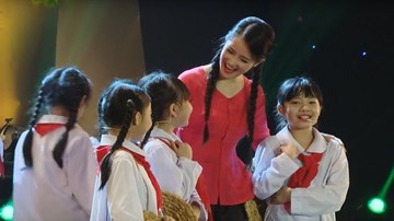 Gala Giai điệu Tự hào 2015: Bác Hồ Người cho em tất cả - Hồng Nhung & Nhóm Thiên thần nhỏ