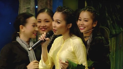 Gala Giai điệu tự hào 2015: Lk Xuân chiến khu - Hiền Thục & Đức Tuấn