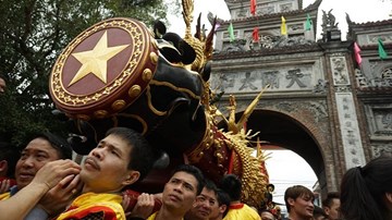 Hàng nghìn người phấn khích với lễ rước pháo 