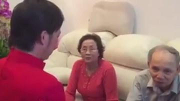 Hoài Linh quỳ gối hối lỗi trước bố mẹ