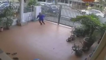 Tên cướp liều lĩnh leo cổng rào vào tận nhà giật túi xách