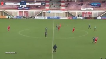 Choáng trước màn boxing trên sân của hai nữ cầu thủ