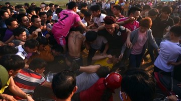 Hỗn loạn tại Lễ hội cướp phết, du khách 