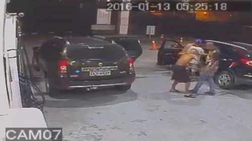 Nhóm thanh niên manh động cướp ô tô ở trạm xăng