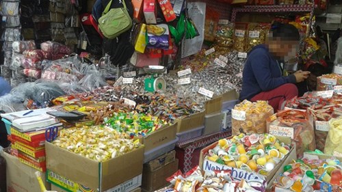 Rùng mình công nghệ chế biến bánh mứt cạnh bãi rác, nhà vệ sinh