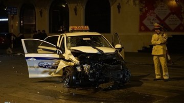 Vượt đèn đỏ, xế hộp đâm nát taxi giữa đêm
