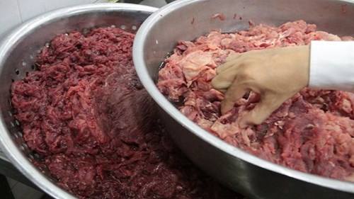 Toàn bộ mẫu thịt heo “hô biến” thành thịt bò đều nhiễm “độc”