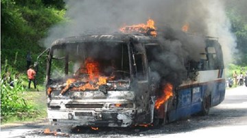 Xe khách bốc cháy dữ dội khi đang lưu thông trên cao tốc