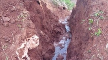 Kinh hoàng 5 người bị vùi lấp do sụt đất, 2 người tử vong