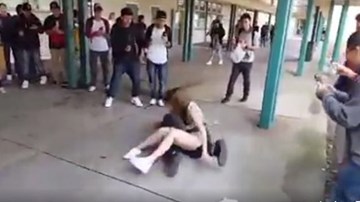 Thiếu nữ mặc váy “lên gối” hạ gục nam sinh gây xôn xao mạng