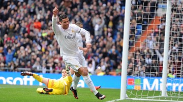 2 siêu phẩm giống hệt nhau của Ronaldo trong màu áo M.U và Real Madrid