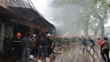 Cháy lớn ở Hà Nội, 5 nhà dân bị thiêu rụi