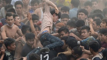 Hỗn loạn đến đổ máu tại lễ hội cướp phết ở Phú Thọ