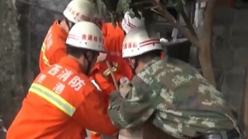 Trung Quốc: 2 em bé mắc kẹt giữa hai bức tường chỉ... 13cm