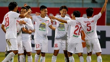 Chấp Công Phượng lẫn “tây”, HAGL vẫn lên đầu bảng