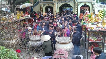 Hàng nghìn người khai hội Đền Bà Chúa Kho