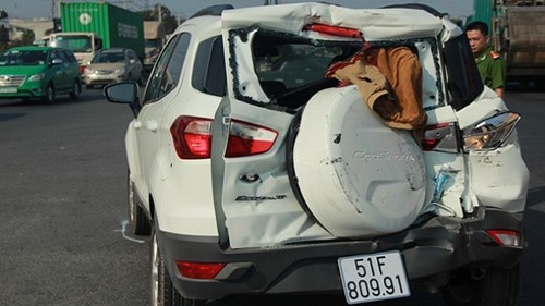 Dừng đèn vàng, ôtô chở 4 người bị xe chở rác húc văng 20m