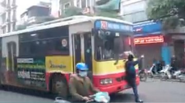 Thanh niên chặn đầu xe buýt, nhảy múa điên loạn giữa phố
