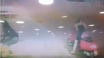 Hai cô gái sành điệu chạy Vespa trộm hoa Tết